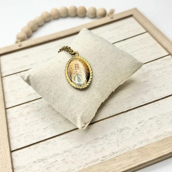 Vintage Our Lady of Lourdes Virgin Mary Pendant Necklace Medal Catholic - Picture 1 of 14